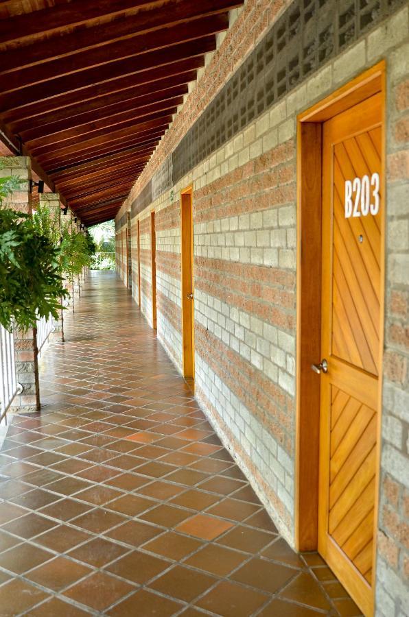 Hosteria Horizontes Caucasia Extérieur photo