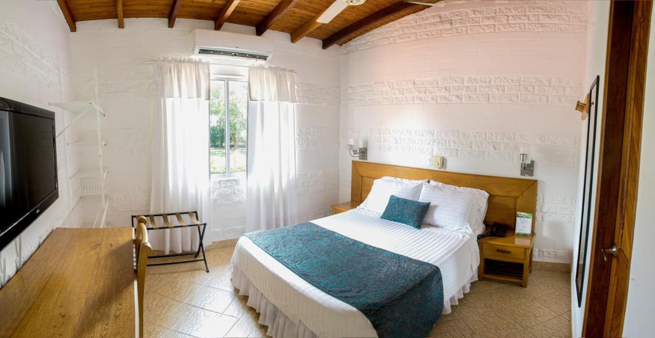 Hosteria Horizontes Caucasia Extérieur photo